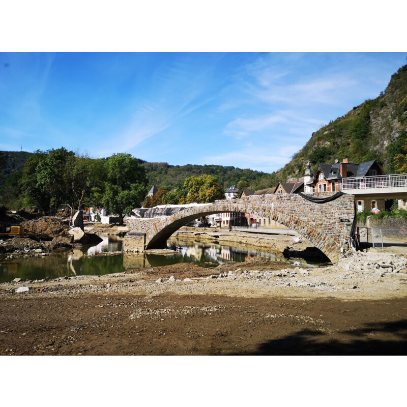 Zerstörte Brücke im Ahrtal (LBM 2021) © Dr. Jörn Schultheiß